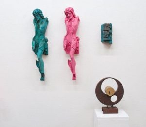 Ansicht Atelier mit »Corpus 1«, Bronze, H: 85 cm und »Corpus 2«, Aluminium, Farbe